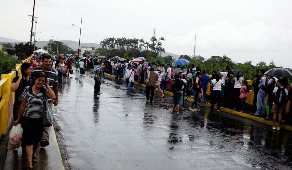 Venezuelans cross the Simon Bolivar bridge